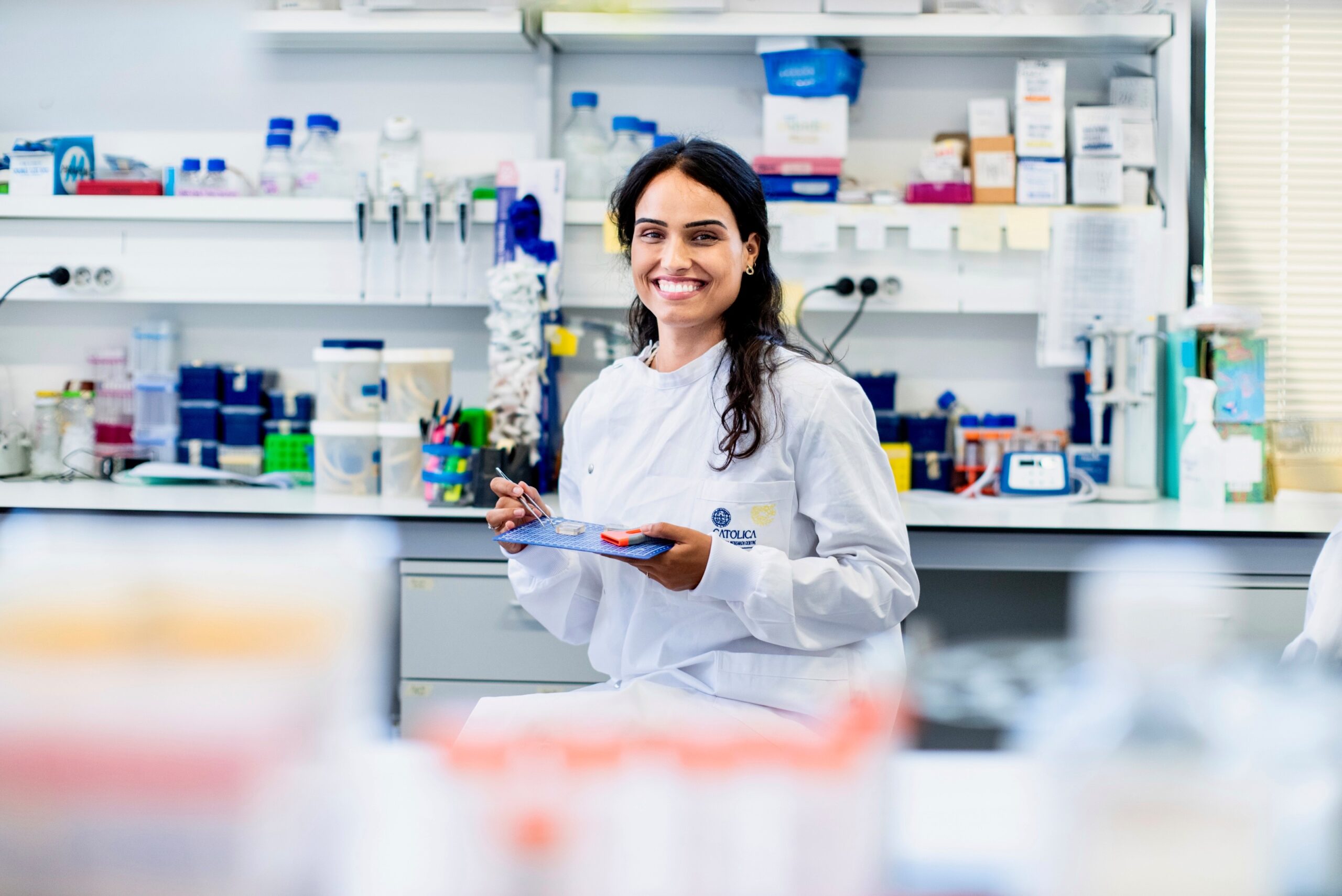 sara-silva-pereira-no-laboratorio_credito-goncalo-villaverde-scaled-jpg