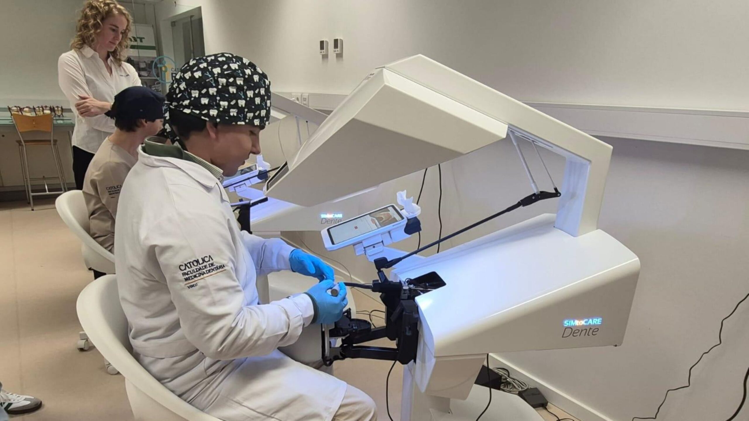 Faculdade de Medicina Dentária da Católica aposta em simuladores de realidade virtual para formar futuros méd icos dentistas